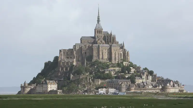 Mont-Saint-Michel sừng sững giữa sóng nước Normandy