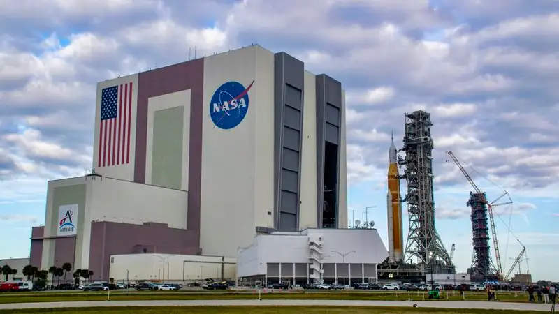 Kỹ sư NASA làm việc trong phòng sạch lắp ráp thiết bị không gian sâu