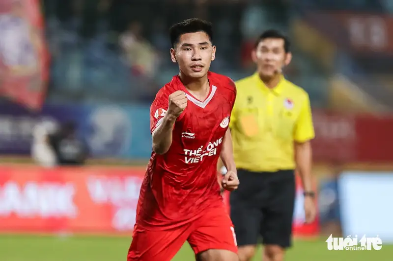 Đinh Xuân Tiến ăn mừng bàn gỡ hòa