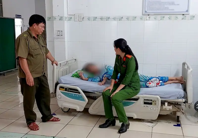 Cán bộ Công an phường Cao Lãnh động viên, khuyên nhủ em tại bệnh viện