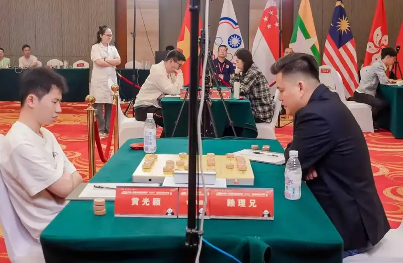 Lại Lý Huynh (phải) bại trận trước Hoàng Quang Dĩnh - Ảnh: BAIDU