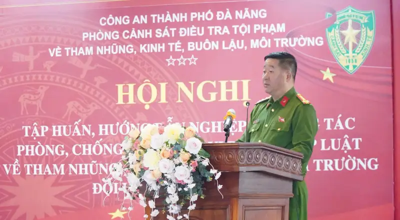 Đại tá Nguyễn Xuân Vinh trao đổi các nội dung nghiệp vụ tại hội nghị