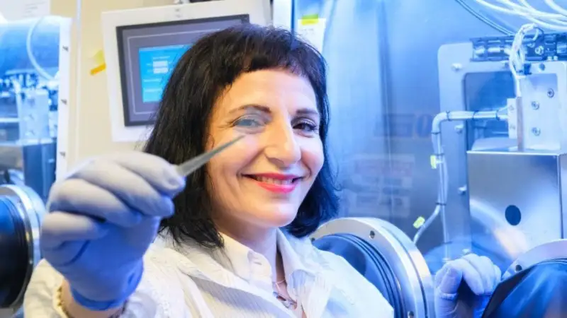Phó giáo sư Annalisa Bruno của NTU đang quan sát cấu trúc siêu mỏng của pin mặt trời perovskite