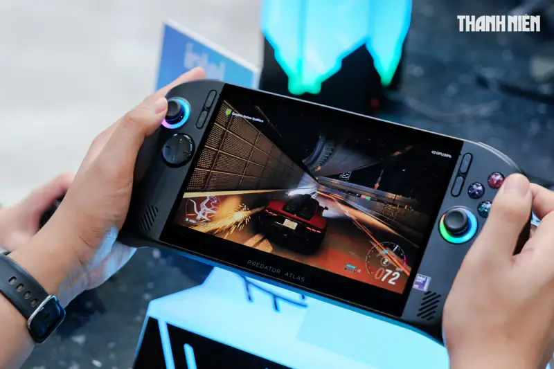 Cận cảnh thiết kế mặt trước sắc nét của máy chơi game cầm tay Predator Atlas 8
