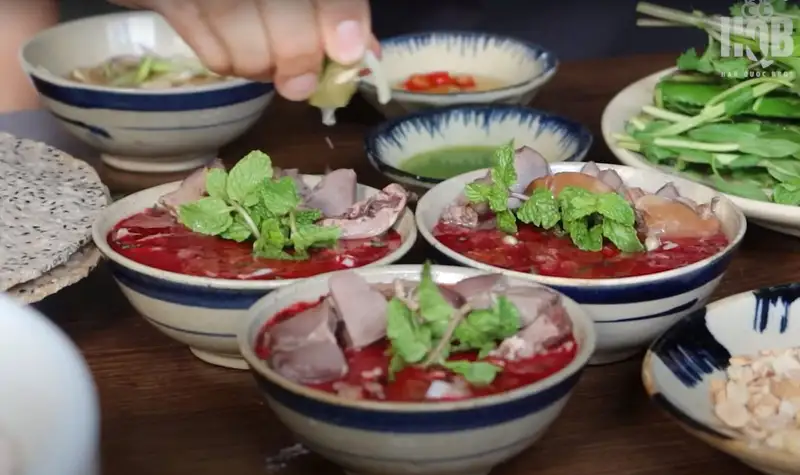 Tiết canh vịt - món ăn tiềm ẩn nhiều nguy cơ ngộ độc vi sinh vật