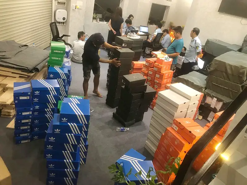Cơ quan chức năng kiểm tra số lượng lớn giày thể thao giả nhãn hiệu