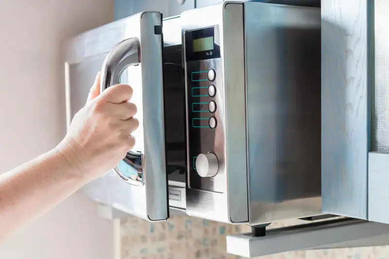 Vệ sinh lò vi sóng định kỳ giúp thiết bị hoạt động hiệu quả hơn, đồng thời hạn chế vi khuẩn và mùi thực phẩm tích tụ bên trong khoang lò. Ảnh:Vecteezy.