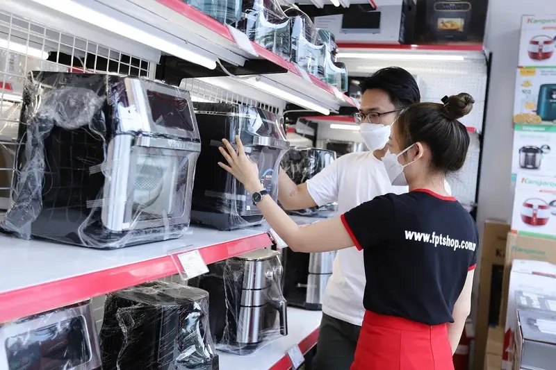 Khách hàng nhận bộ quà tặng từ FPT Shop