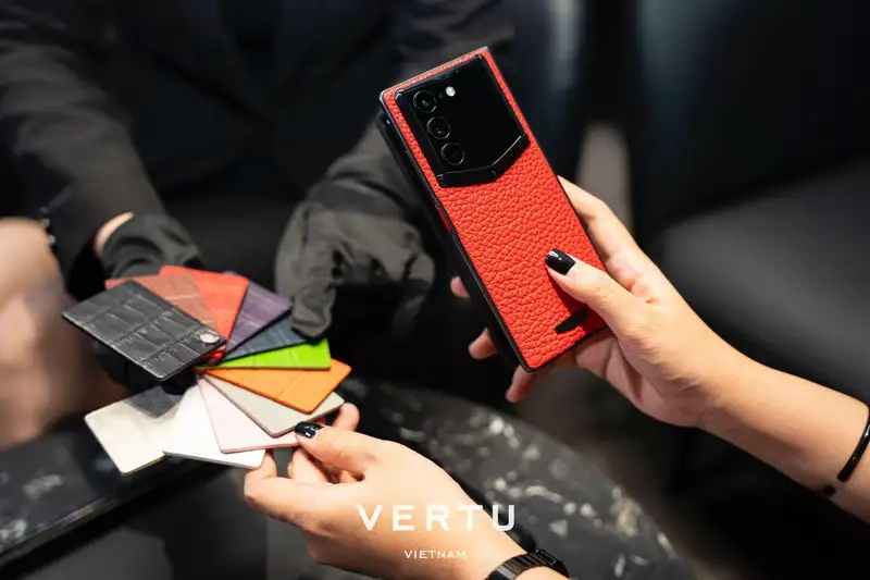 Cận cảnh chi tiết bản lề giọt nước đính kim cương sang trọng trên Vertu Alphafold