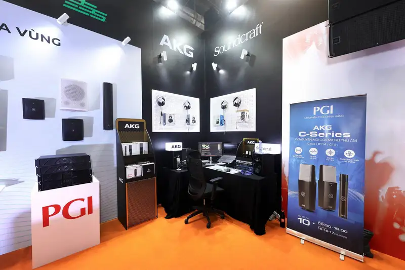 Khách hàng trải nghiệm sản phẩm trực tiếp tại showroom PGI