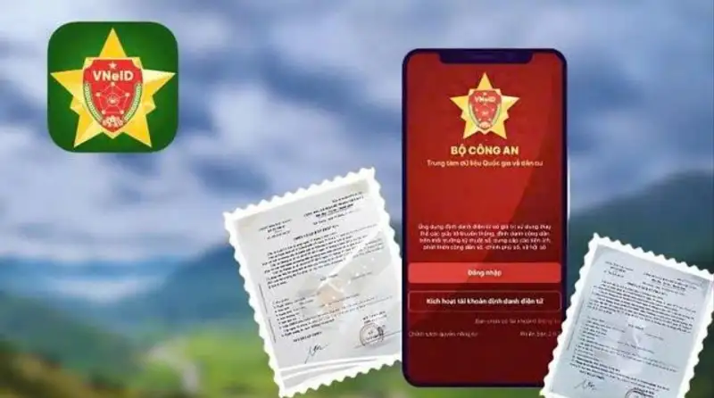Người dân thực hiện các thủ tục hành chính trên điện thoại thông minh qua ứng dụng định danh