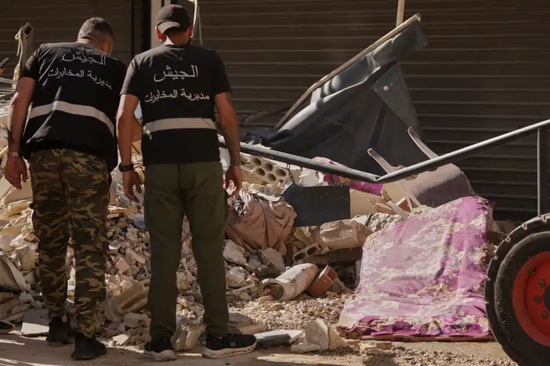 Kiểm tra hiện trường vụ không kích của Israel đánh trúng tòa nhà ở ngoại ô Beirut, Lebanon
