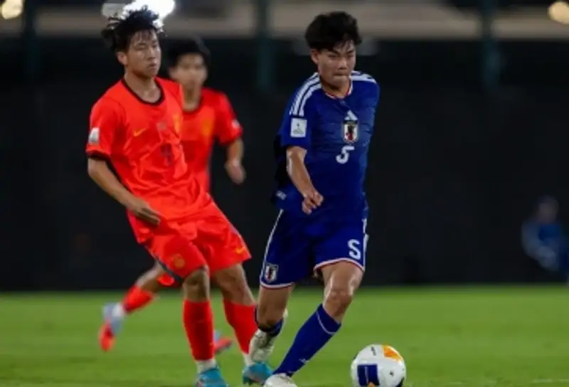 Cầu thủ U17 Nhật Bản và Trung Quốc thi đấu