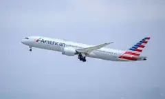 Chuyến bay American Airlines hạ cánh khẩn cấp vì mùi lạ gây chóng mặt: Những câu hỏi chưa lời đáp