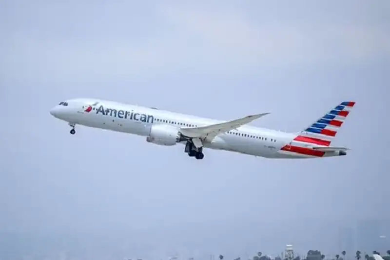 Chuyến bay American Airlines hạ cánh khẩn cấp vì mùi lạ gây chóng mặt: Những câu hỏi chưa lời đáp