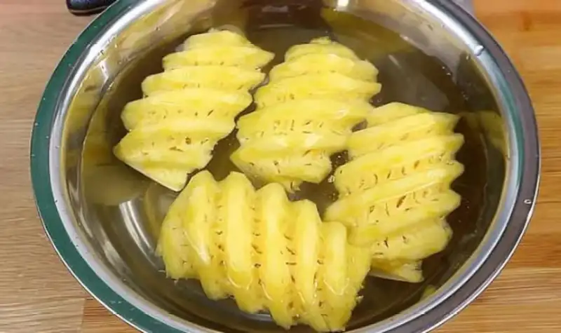Không nên dùng nước nóng trực tiếp để ngâm dứa vì sẽ làm hỏng kết cấu và hao hụt vitamin