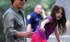 Suri Cruise đổi sang họ mẹ, chính thức ra mắt sự nghiệp diễn xuất với nghệ danh Suri Noelle