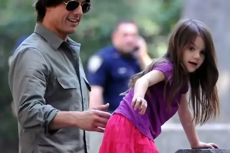 Suri Cruise đổi sang họ mẹ, chính thức ra mắt sự nghiệp diễn xuất với nghệ danh Suri Noelle