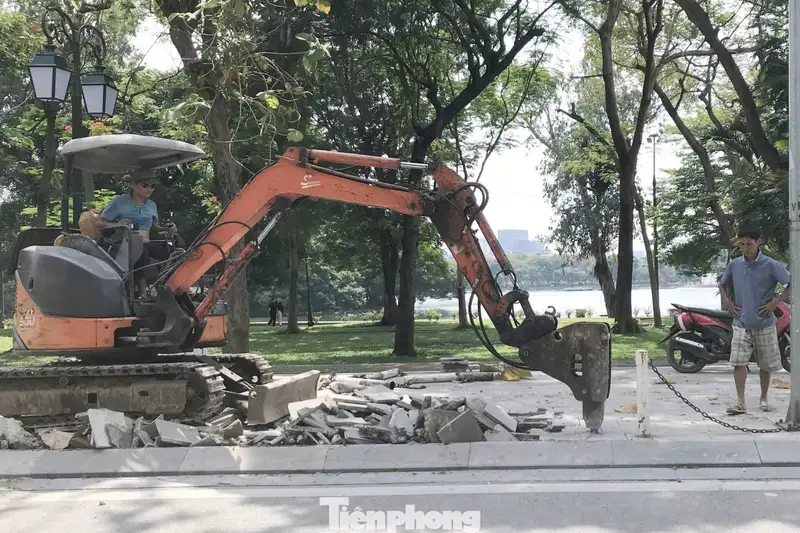 Hà Nội Giải Mã Tình Trạng 'Đào Lên Lấp Xuống' Vỉa Hè: Lộ Diện Thách Thức Đô Thị Hóa