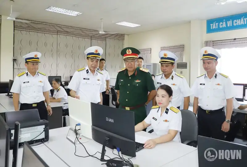 Thượng tướng Phạm Hoài Nam kiểm tra công tác biên tập hải đồ.