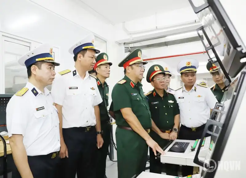 Thượng tướng Phạm Hoài Nam kiểm tra Viện Kỹ thuật Hải quân.