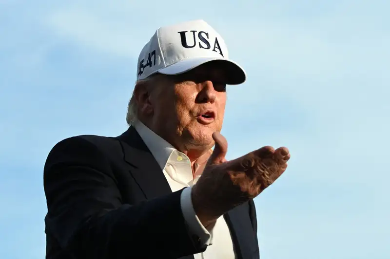 Tổng thống Mỹ Donald Trump phát biểu với các phóng viên tại bãi cỏ phía Nam của Nhà Trắng ở Washington D.C hôm 15-5 - Ảnh: AFP
