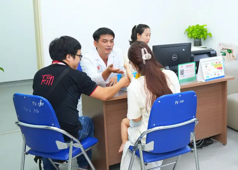 Bác sĩ Bệnh viện Trung ương Quân đội 108 thăm khám cho bệnh nhi.