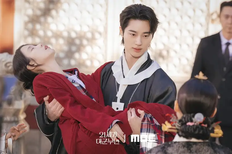 Khủng hoảng "Perfect Crown": Vì sao cảnh đăng cơ của Byeon Woo Seok bị xóa sổ hoàn toàn?