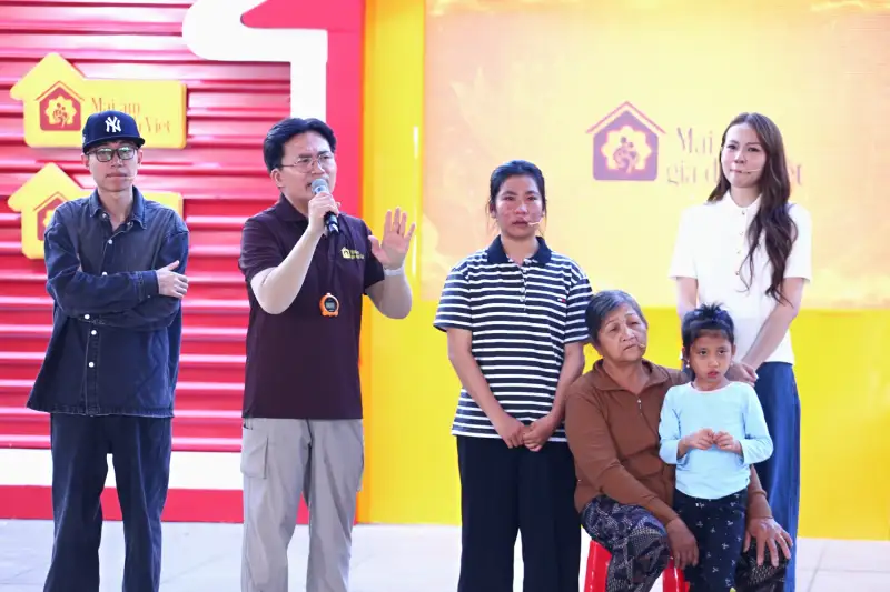 Mái ấm gia đình Việt: Phí Phương Anh và Double2T lấm lem bùn đất, mang hy vọng về cho trẻ em nghèo