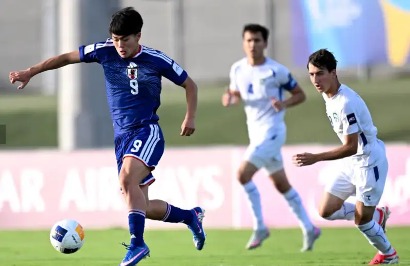 U.17 Nhật Bản (áo xanh) lách cửa hẹp vào chung kết