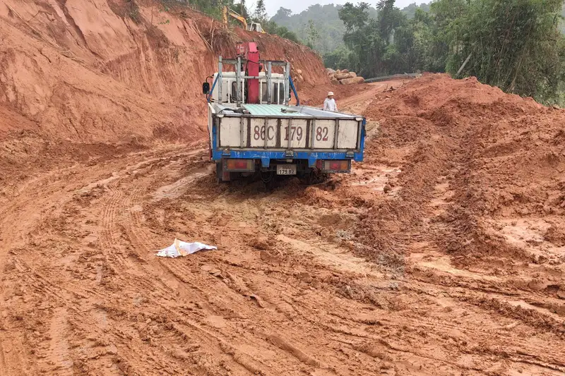 Sạt Lở Nghiêm Trọng Tại Đèo Gia Bắc (QL28), Lâm Đồng Tạm Cấm Toàn Bộ Xe Cộ Lưu Thông
