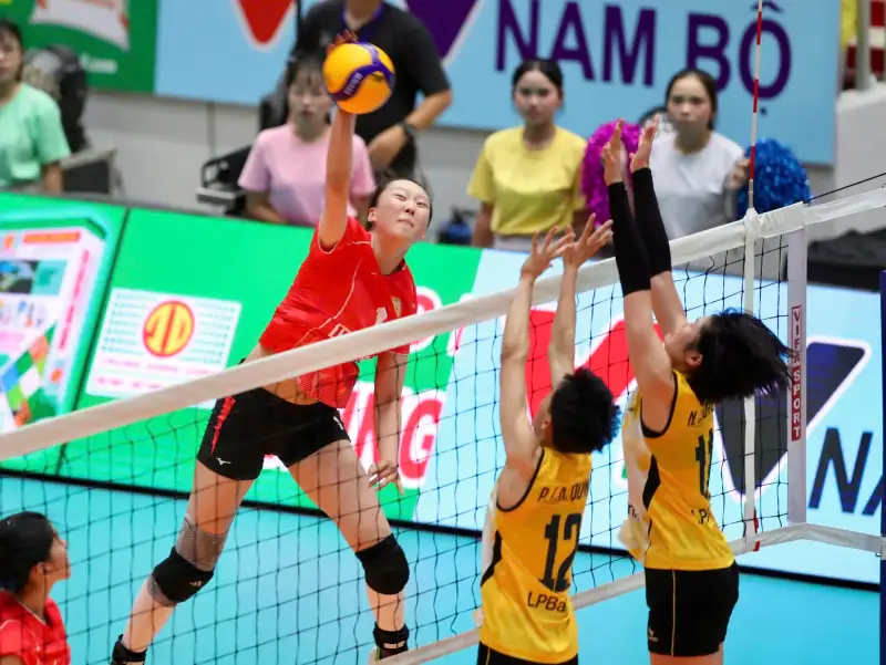 CLB Giang Tô (trái) sở hữu các tay đập có chiều cao 'khủng', tạo thách thức lớn với CLB VTV Bình Điền Long An ở chung kết