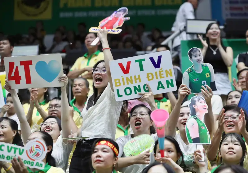 Đông đảo người hâm mộ tiếp tục đồng hành cùng Trần Thị Thanh Thúy và CLB VTV Bình Điền Long An ở chung kết