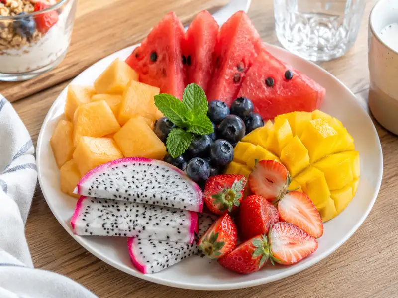 Một bữa sáng toàn trái cây mà thiếu protein, chất béo lành mạnh sẽ khiến bữa ăn mất cân bằng dinh dưỡng