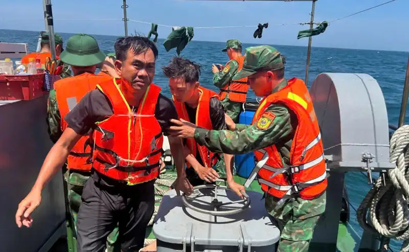 Lực lượng chức năng Hải Phòng nỗ lực tiếp cận cứu hộ các nạn nhân giữa sóng lớn