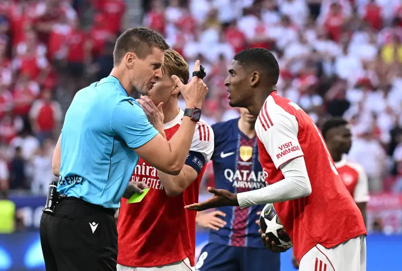 Trọng tài Siebert cho PSG hưởng phạt đền