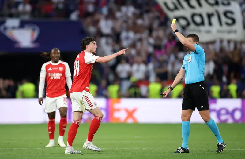 Trọng tài Siebert rút thẻ phạt cầu thủ Arsenal