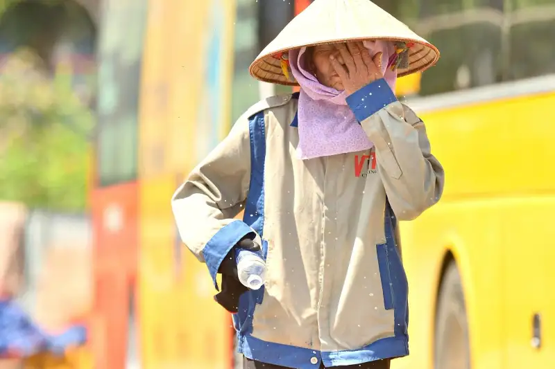 Suy thận cấp do mất nước: Nguy cơ tiềm ẩn trong mùa nắng nóng, đe dọa cả người trẻ