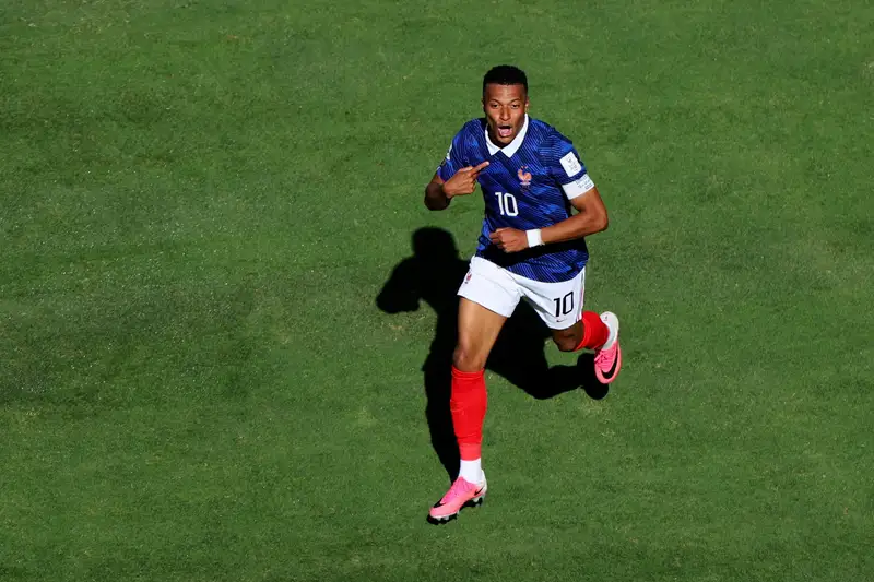 Mbappe lập cú đúp siêu hạng, vượt Messi và Pele tại đấu trường World Cup