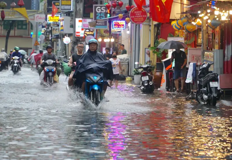 Mưa lớn gây ngập lụt nghiêm trọng tại trung tâm TP.HCM