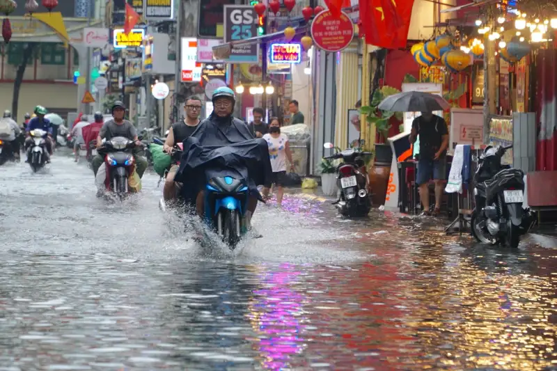 TP.HCM và Nam bộ đón mưa lớn diện rộng: Cảnh báo ngập lụt và dông lốc nguy hiểm