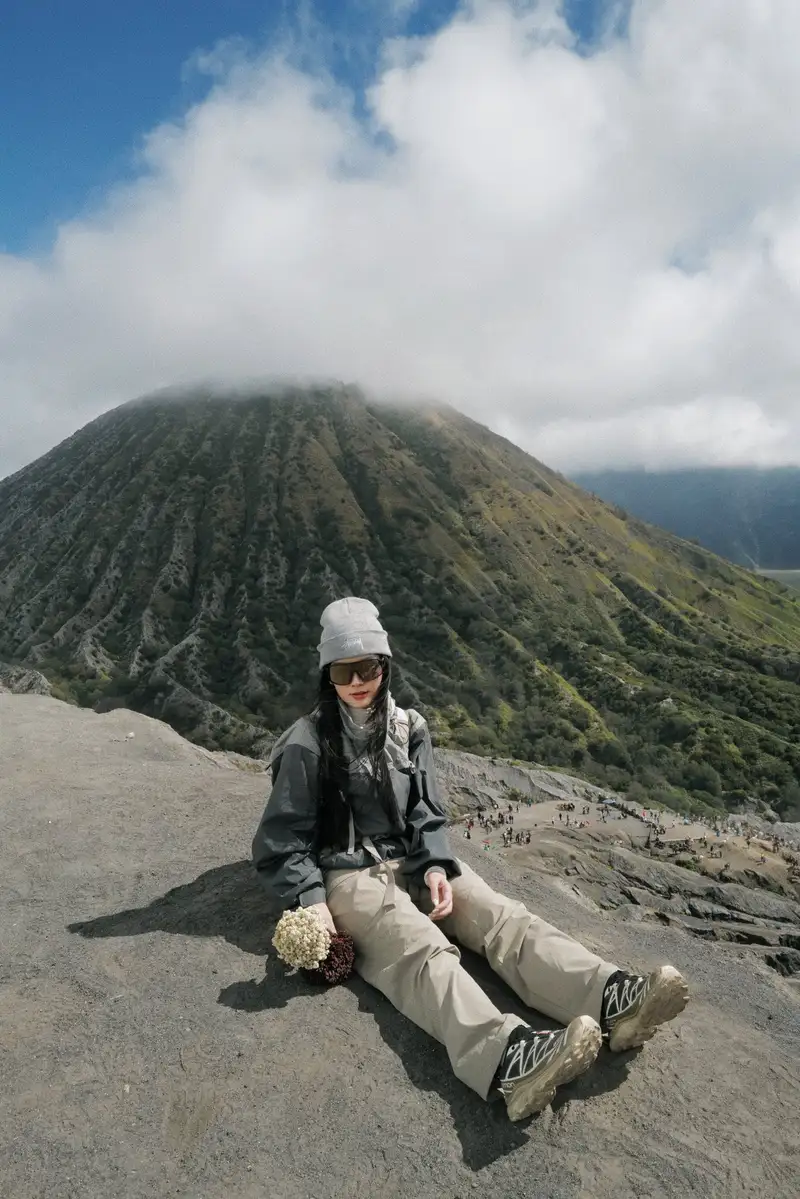Chù Disturbia trekking vượt qua dốc đá