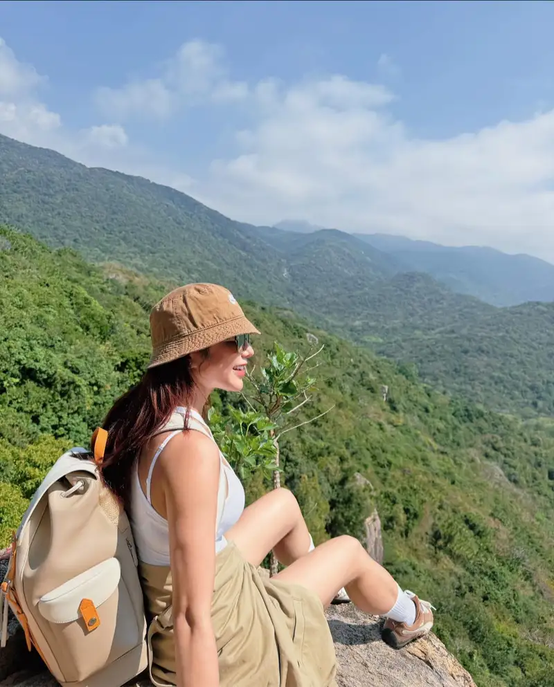 Diệp Lâm Anh trekking mộc mạc và năng động