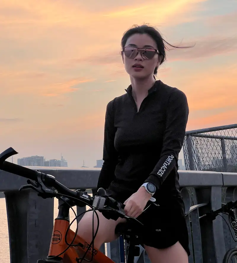 Lan Thy đạp xe nâng cao thể lực