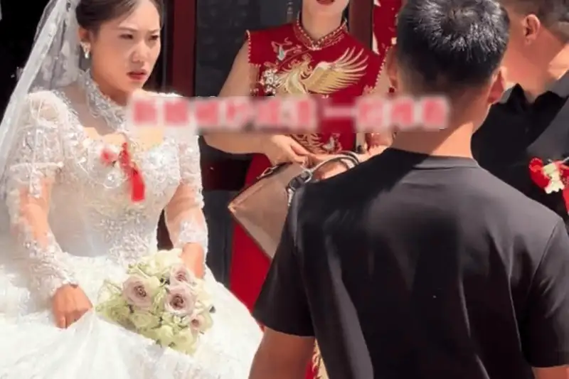 Mẹ Chồng 'Chặt Chém' Nàng Dâu Trong Ngày Cưới: Khi Hào Quang Trung Tâm Bị Chia Sẻ