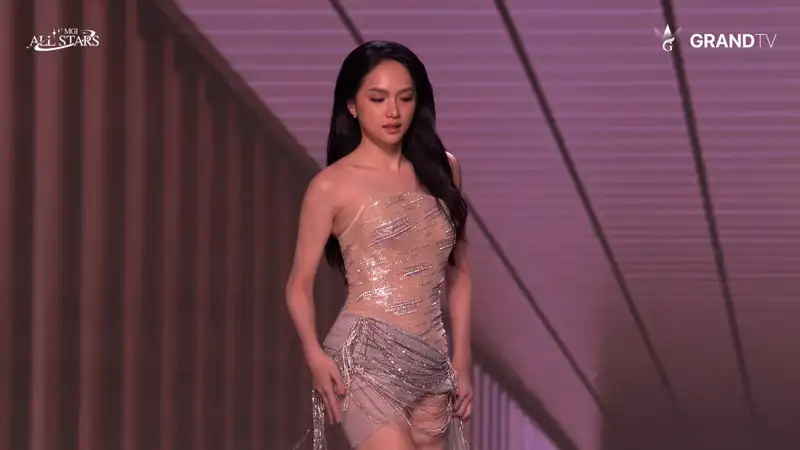 Hương Giang trình diễn mặt mộc