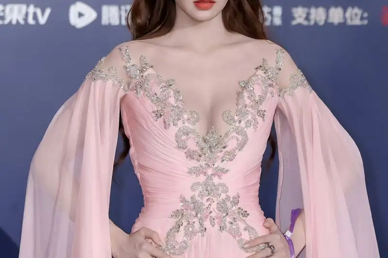 Trình Tiêu Gây Sốt Tại Đêm Điện Ảnh Weibo: Visual 'Búp Bê Sống' Và Bước Chuyển Mình Điện Ảnh