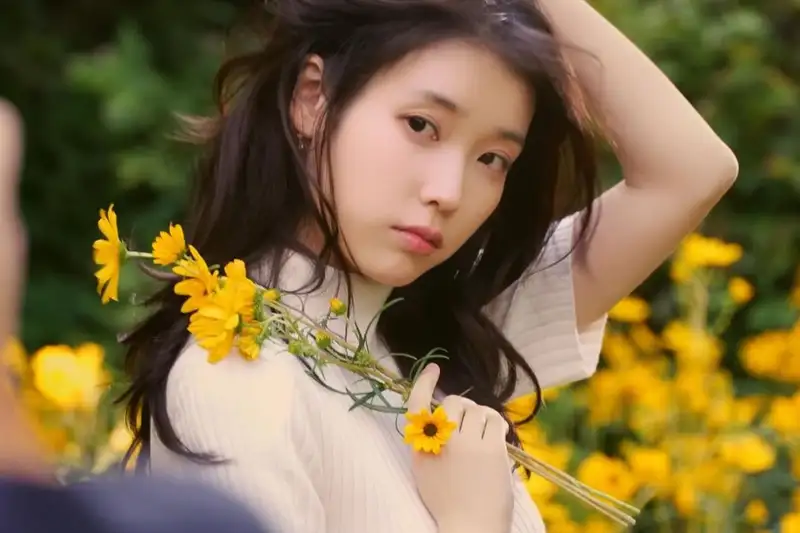 IU lộ diện rạng rỡ giữa làn sóng cáo buộc ác ý liên quan đến Sulli và Jonghyun