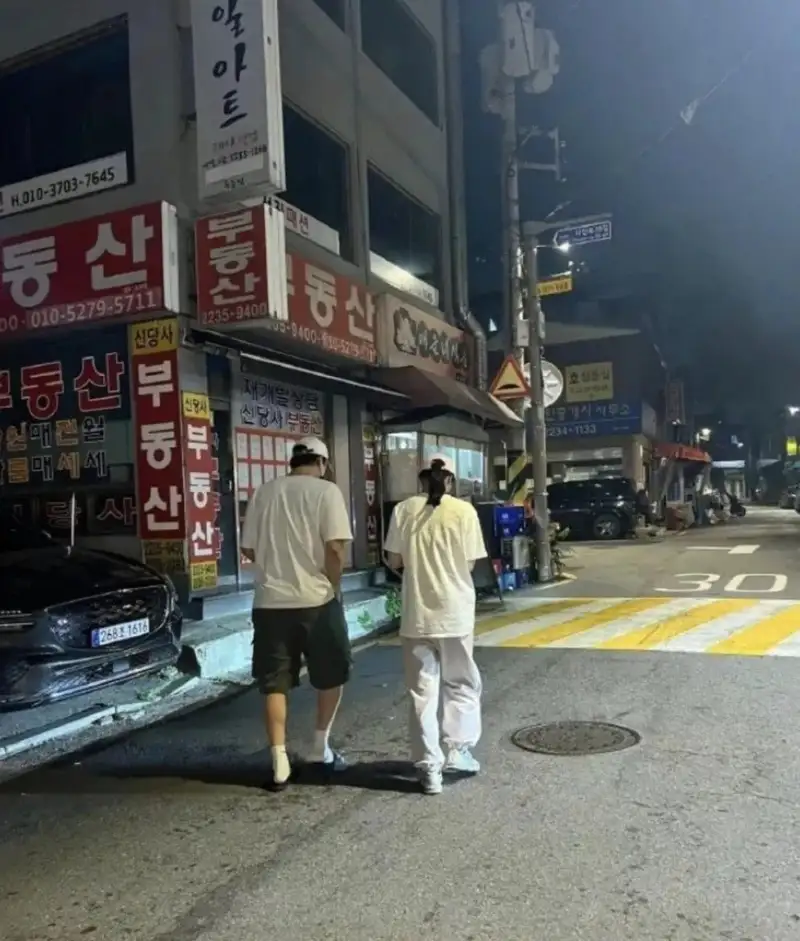 Cặp đôi đi dạo phố ngọt ngào gần đây