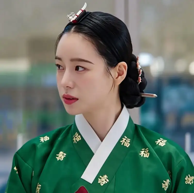 Nhan sắc xinh đẹp của Lim Ji Yeon khiến người hâm mộ phát sốt